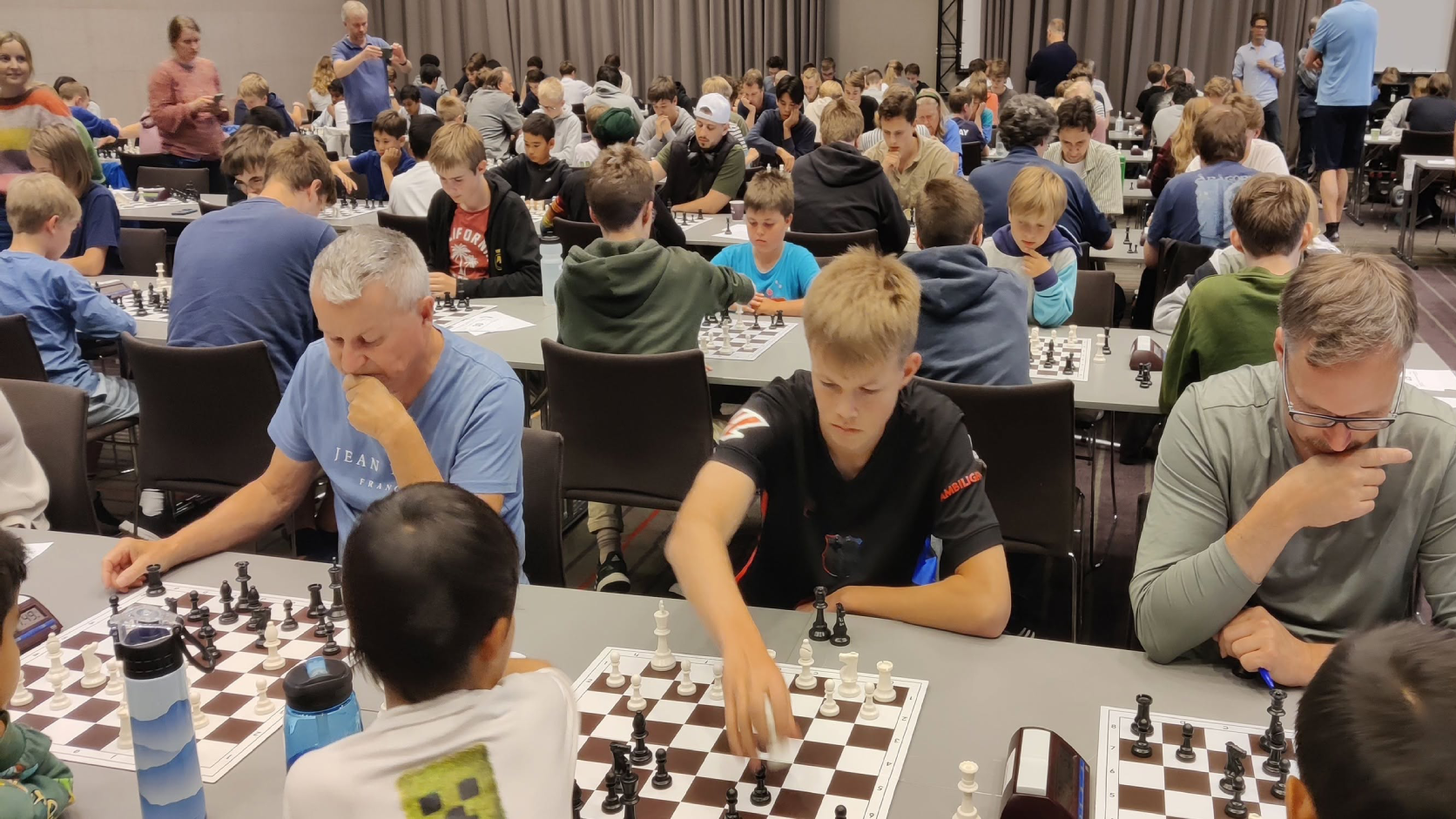 Voksne medlemmer spiller sjakk i en turnering i Eiker Sjakklubb